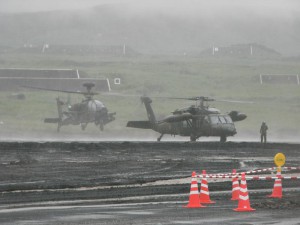 戦闘ヘリ「アパッチ」と多用途ヘリ「ブラックホーク」