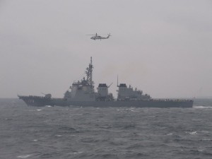 ミサイル護衛艦「こんごう」と哨戒ヘリコプター「SH-60J」