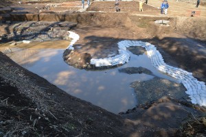 切石敷きの池